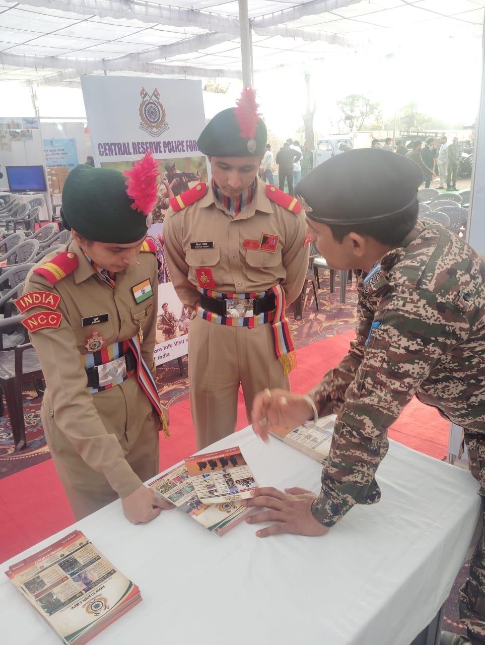 के रि पु बल की प्रदर्शनी का आयोजन