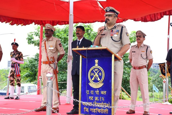   महाराष्ट्र सुरक्षा बल की  दीक्षांत परेड के मुख्य अतिथि श्री सत्यप्रकाश, कमांडेंट 191 बटालियन, के रि पु बल