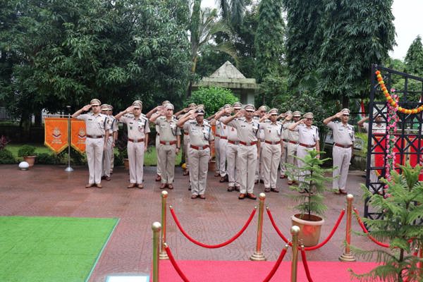   79वां स्वतंत्रता दिवस के अवसर पर श्री वीरेंद्र अग्रवाल, महानिरिक्षक , पश्चिमी सेक्टर,  के रि पु बल ने 102 आरएएफ नवी मुंबई में राष्ट्रीय ध्वज फहराया और शुभकामनाएं दीं