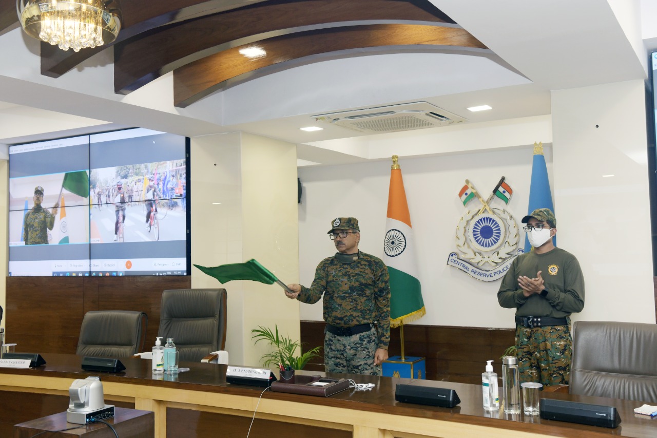 Shri A.P. Maheshwari, DG, CRPF, showing green signal virtually to the expedition