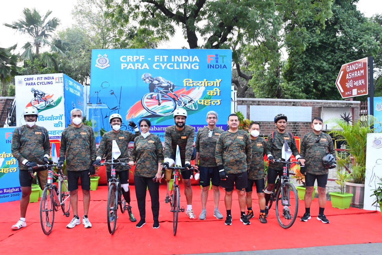 Shri Sanjay A. Lathkar, IPS, IG, Western Sector motivating the participants of expedition