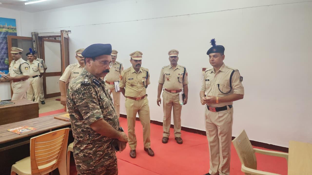 Sh Dharmendra Kumar Singh, Commandant 2 Signal BN visits CIT