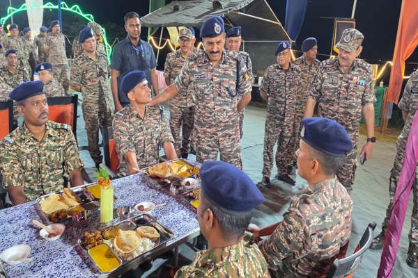   महानिदेशक केरिपुबल 58 वीं बटालियन के  बड़ा खाना में शामिल हुए।